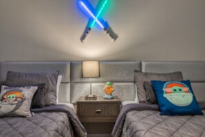2 chambres, fer et planche à repasser, lit de bébé portatif