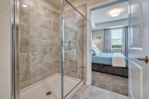 Combined shower/tub, hair dryer, towels