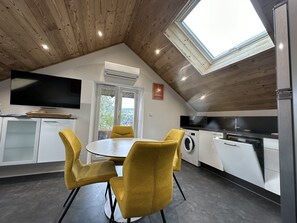 Fridge, microwave, oven, stovetop - CHALET DJANGO, LAKE VIEW, AIR-CONDITIONED, BALCONY, MOTORCYCLE ROOM, SLEEPS 4, GERARDMER (Gérardmer)