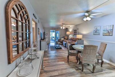 Beautiful 2 Bed 2 Bath Condo. Pool, Golf