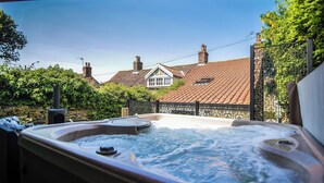 Outdoor spa tub - 2 bedroom accommodation in Welburn, near York (Welburn, near York)