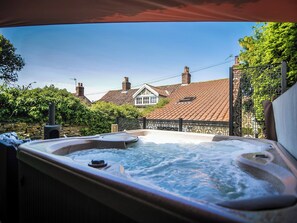 Outdoor spa tub - 2 bedroom accommodation in Welburn, near York (Welburn, near York)