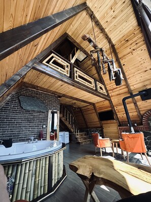 Superior-Bungalow | Wohnbereich | 43-Zoll-Flachbildfernseher mit Satellitenempfang, Fernseher, Kamin