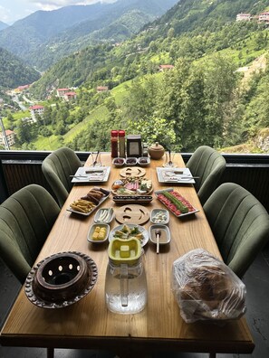 Free daily local cuisine breakfast - Della Suit Bungalov (Camlihemsin)