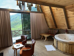 Bungalow superior | Área de sala de estar | Televisión de pantalla plana de 43 pulgadas con canales vía satélite 