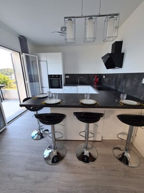 Réfrigérateur, micro-ondes, four, plaque de cuisson