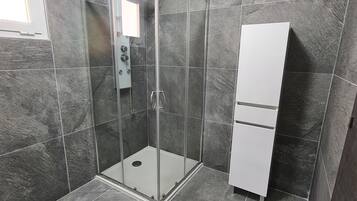 Een douche, een haardroger, toiletpapier