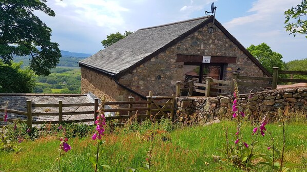 Property grounds - Windsor Cottage is a high quality studio in a world Heritage Valley (Wasdale)