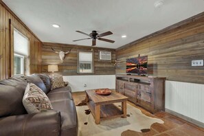 Smart TV, books, offices - Ohana Ranch Cabin - 100 Acres! (Fredericksburg)