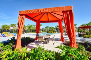 Outdoor dining - Modern TownHome 5 Beds |3 Kings Room |Private Pool | BBQ (Davenport)