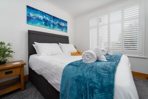 3 habitaciones, tabla de planchar con plancha, wifi y ropa de cama 
