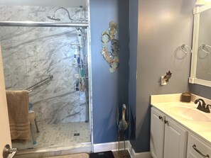 Een douche, een haardroger, handdoeken, zeep