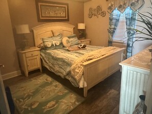 3 bedrooms, desk, WiFi, bed sheets