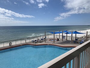 Een verwarmd zwembad