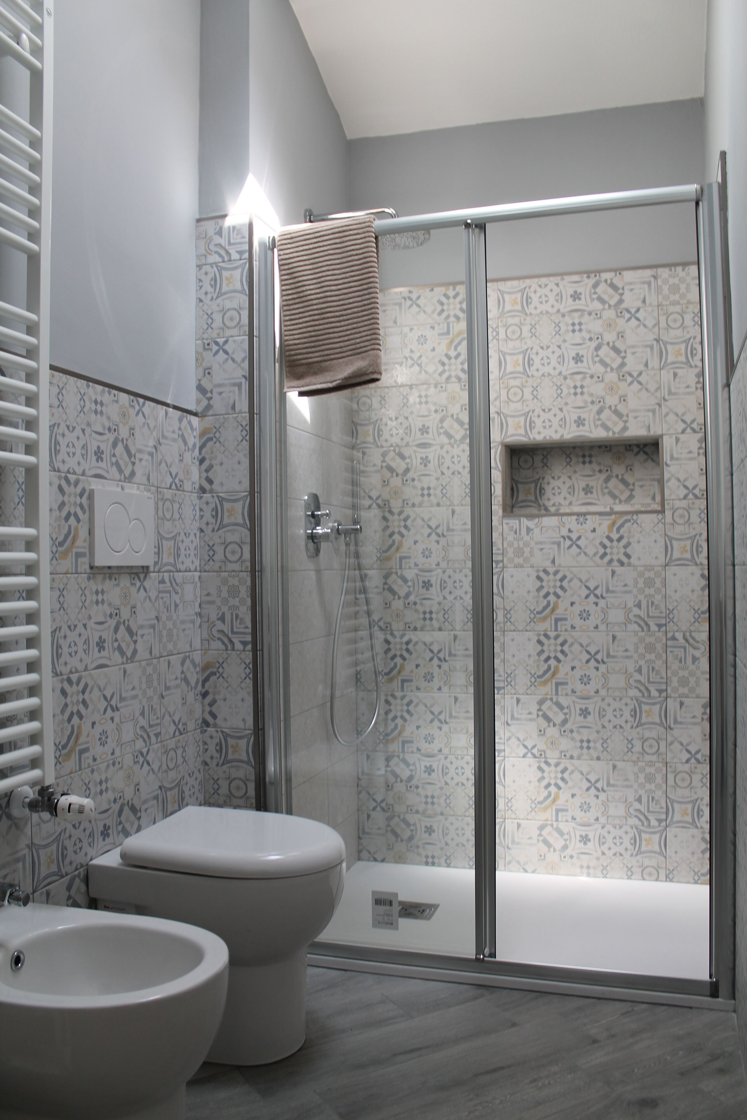 Dusche, Haartrockner, Bidet, Handtücher