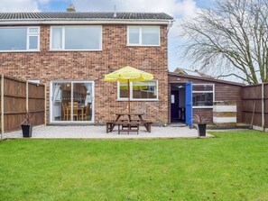 Outdoor dining - 3 bedroom accommodation in Asfordby, Near Melton Mowbray (Asfordby, Near Melton Mowbray)