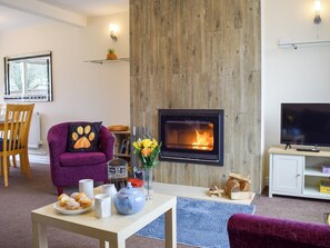 Fireplace - 3 bedroom accommodation in Asfordby, Near Melton Mowbray (Asfordby, Near Melton Mowbray)