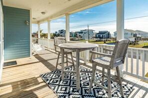 Outdoor dining - Private Home w/ Gulf Views, Covered Deck, Bright &  Airy Interior (Galveston)