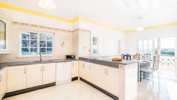 KĂŒhlschrank, Mikrowelle, Ofen, Herdplatte