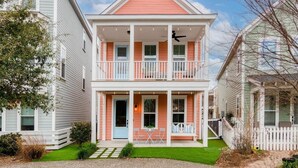 A two-story house with a balcony, a front porch, and a small front yard. - Happy Ours, Mins to Park Circle, Dtwn, CHS Beach (North Charleston)