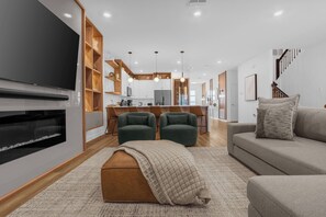 TV - 9 Bedrooms/ 5 Bathrooms/ Champions Gate (8892 CD) (Davenport)
