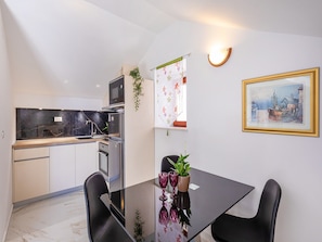 Apartamento (One Bedroom Apartment with Balcony an) | Cozinha privada | Geladeira, mesas de jantar