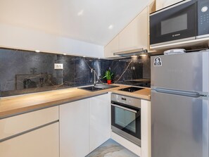 Apartamento (One Bedroom Apartment with Balcony an) | Cozinha privada | Geladeira, mesas de jantar