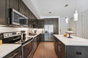 Geladeira, micro-ondas, fogão, cooktop