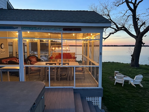 Waterfront, hot tub, screen porch, kayaks, SUP, pier fishing, private feel