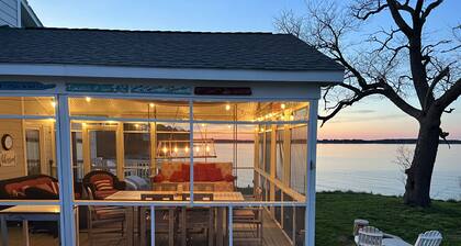 Waterfront, hot tub, screen porch, kayaks, SUP, pier fishing, private feel