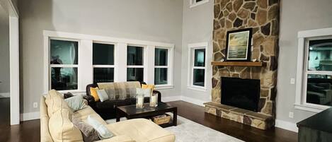 TV connectée, cheminée, jeux vidéo, lecteur de DVD