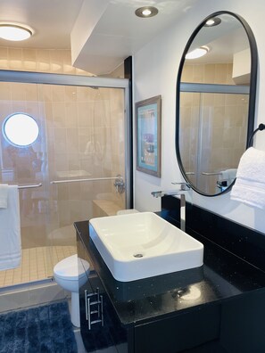 Bruser, hårtørrer, håndklæder, Sæbe