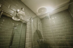 Douche, sèche-cheveux