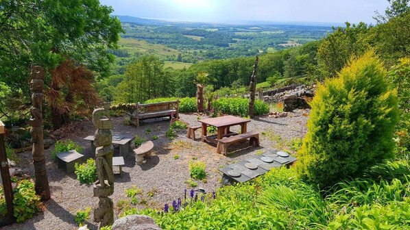 Outdoor dining - Scafell Cottage is a stunning studio cottage with spectacular views . (Wasdale)