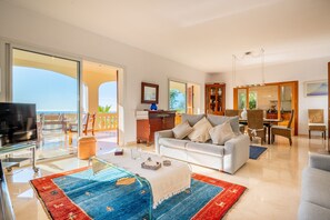 Una televisión, una chimenea, una mesa de tenis de mesa