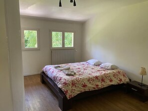 3 bedrooms, travel cot, WiFi, bed sheets