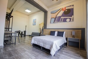 Cubrecamas, escritorio, espacio para trabajar con laptop y wifi gratis