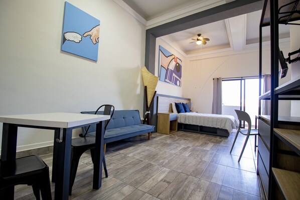 Basic-Vierbettzimmer, 2 Queen-Betten | Daunenbettdecken, Schreibtisch, laptopgeeigneter Arbeitsplatz