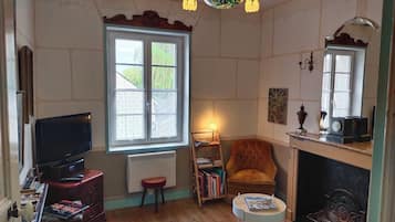 Smart TV, books, stereo