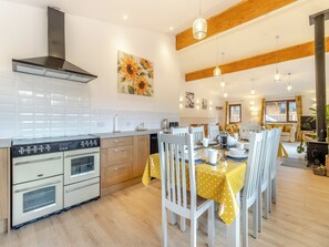 Een vaatwasser, een kinderstoel