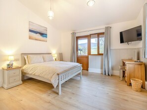 4 bedrooms, free WiFi, bed sheets, wheelchair access