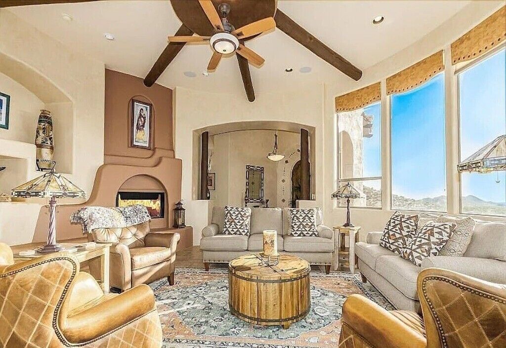 Una televisión, una chimenea