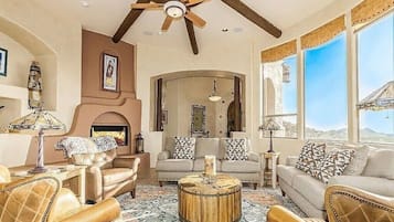 Una televisión, una chimenea