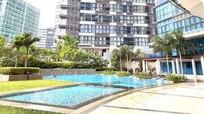 Outdoor pool - Lovely 1 Bedroom with City View in the middle of BGC (Taguig)