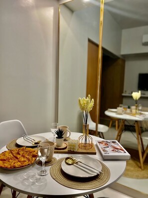 Dining - Lovely 1 Bedroom with City View in the middle of BGC (Taguig)