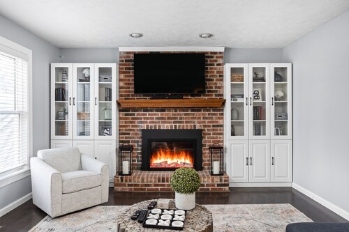 Stylish Comfort and Hot Tub at Clay Terrace