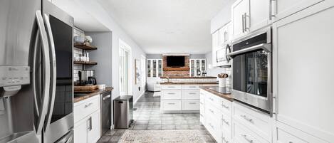 Geladeira, micro-ondas, fogão, cooktop
