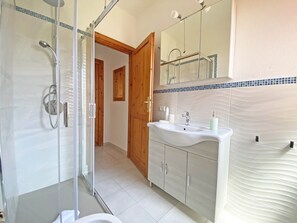 Shower, rainfall showerhead, free toiletries, hair dryer - Sunset House PuntoCasaBudoni (San Teodoro)
