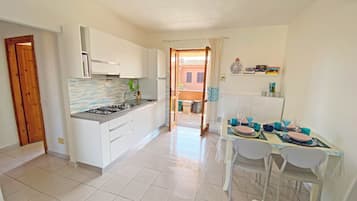 Een 32-inch ledtelevisie met satellietzenders en een televisie