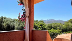 A balcony with a view of mountains and greenery. - Sunset House PuntoCasaBudoni (San Teodoro)